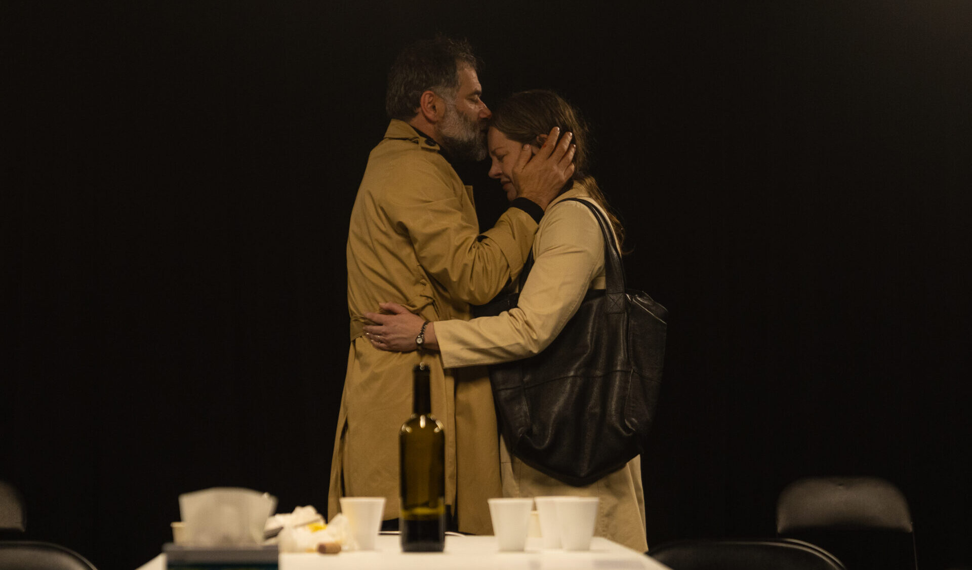 “Veneno”, drama holandês sobre o luto dirigido por Eric Lenate, confronta a negação da memória