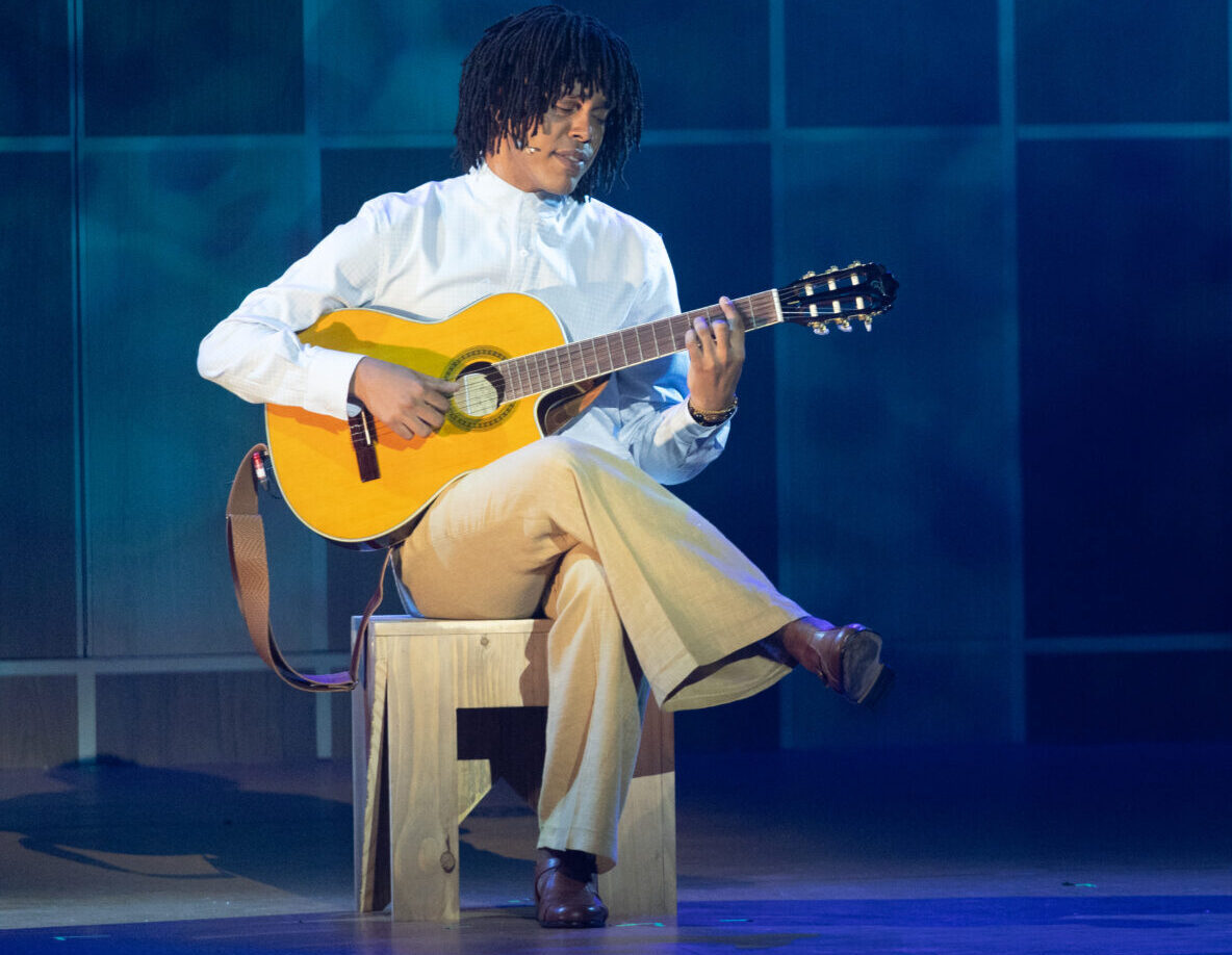 “Djavan – O Musical: Vidas pra Contar” navega por oceano tranquilo e focado na obra do compositor