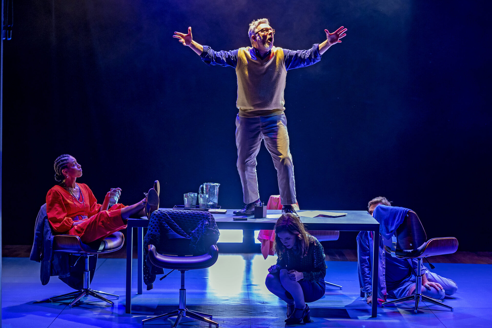 “Nós, Os Justos”, de Kiko Rieser, é uma peça pronta para dialogar com o público em história de assédio, machismo e traumas no mundo empresarial