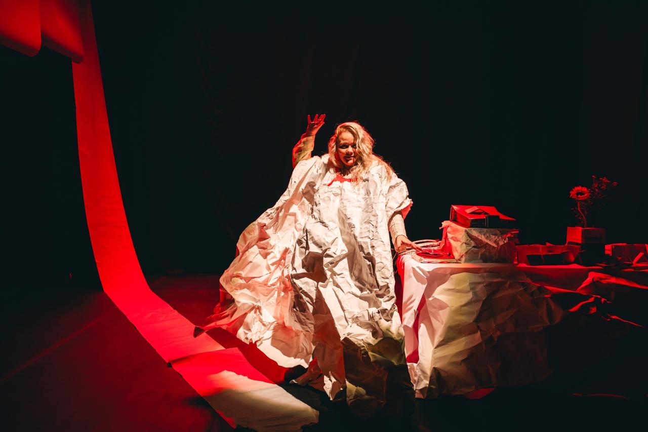 Natasha Corbelino abre o processo de “Peça para os Homens” e causa impacto em público segmentado do Festival de Curitiba