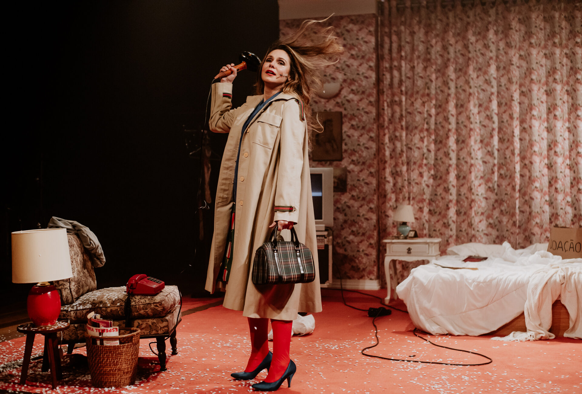 No teatro, “Paixão Simples” extrapola a escritora francesa Annie Ernaux para focar em uma intensidade desmedida